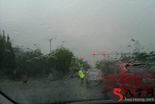 梦见大风大雨吹倒墙面