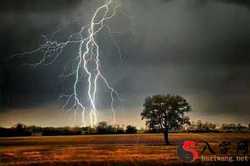 梦见雷电交加大雨